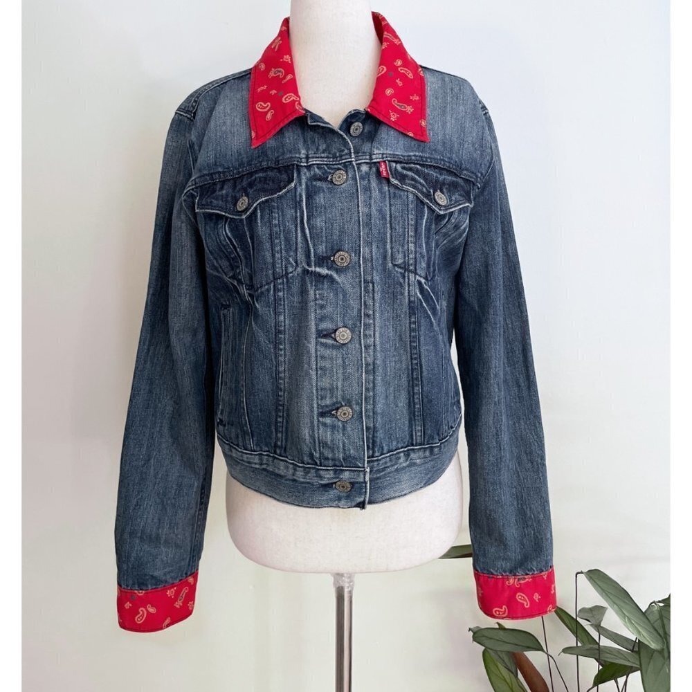 EUC Levi’s Red Bandanna Trim 100% Cotton Classic Denim Jean Jacket L - Picture 2 of 8